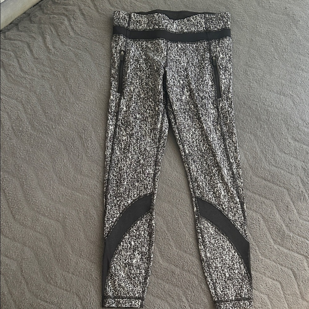 EUC Women’s Lululemon Black and White Patterned Leggings size 6